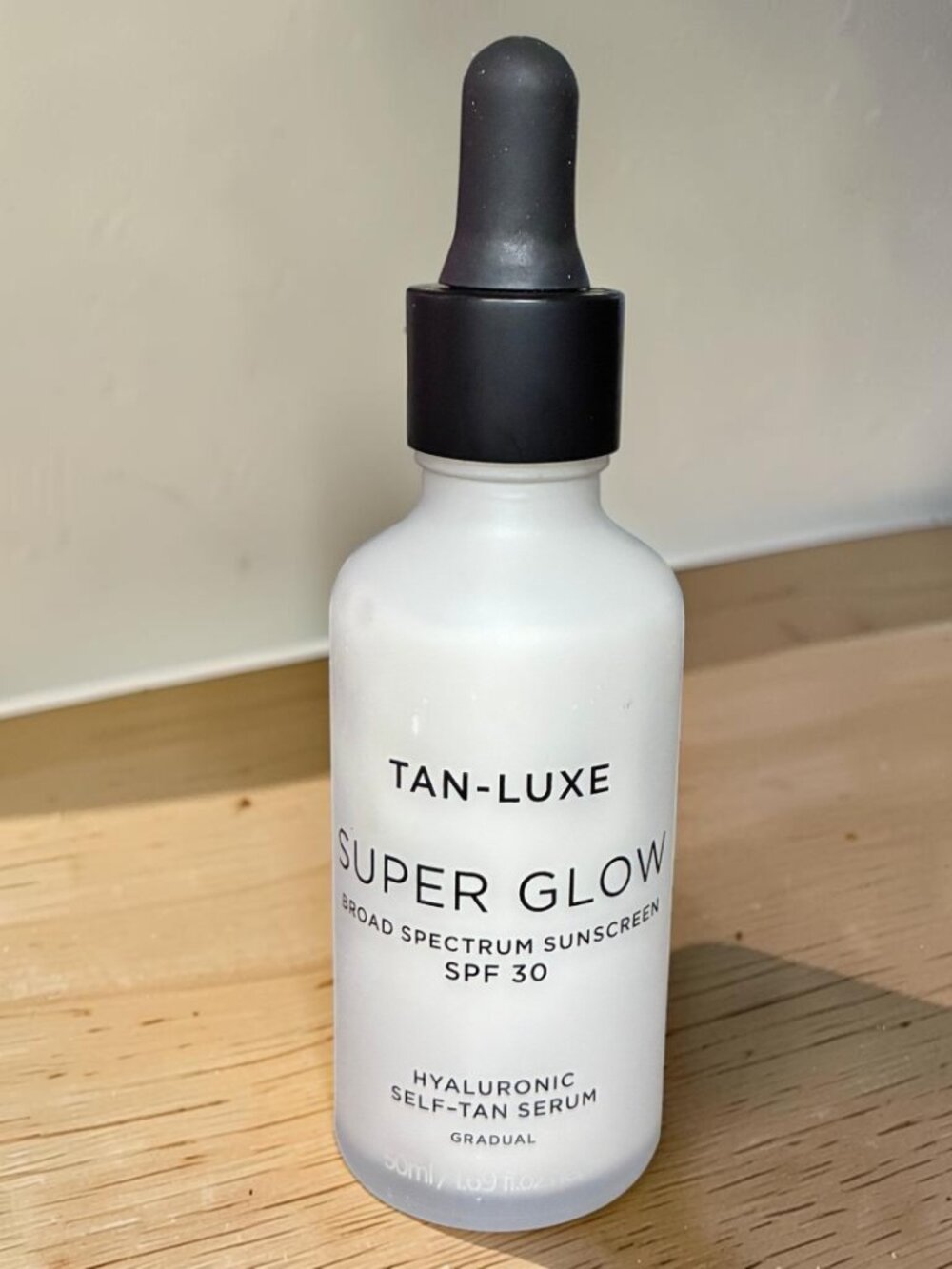 TAN-LUXE Super Glow Hyaluronic Self-Tan Serum SPF 30